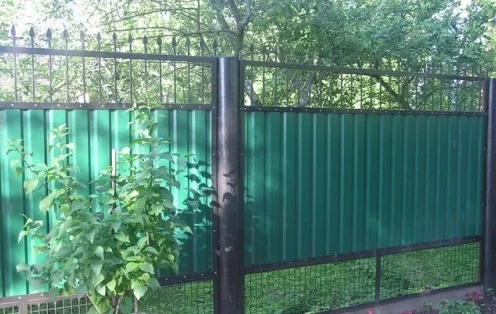 Секционный забор из профнастила и сетки на железных столбах