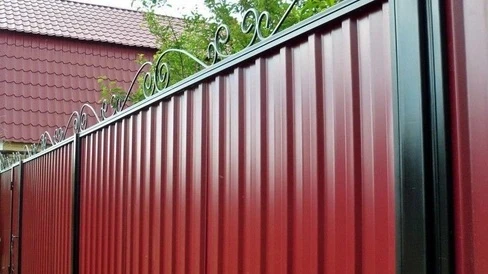 Железный забор из профнастила с кованными элементами